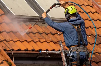 Démoussage et hydrofuge de toiture à Roquefère